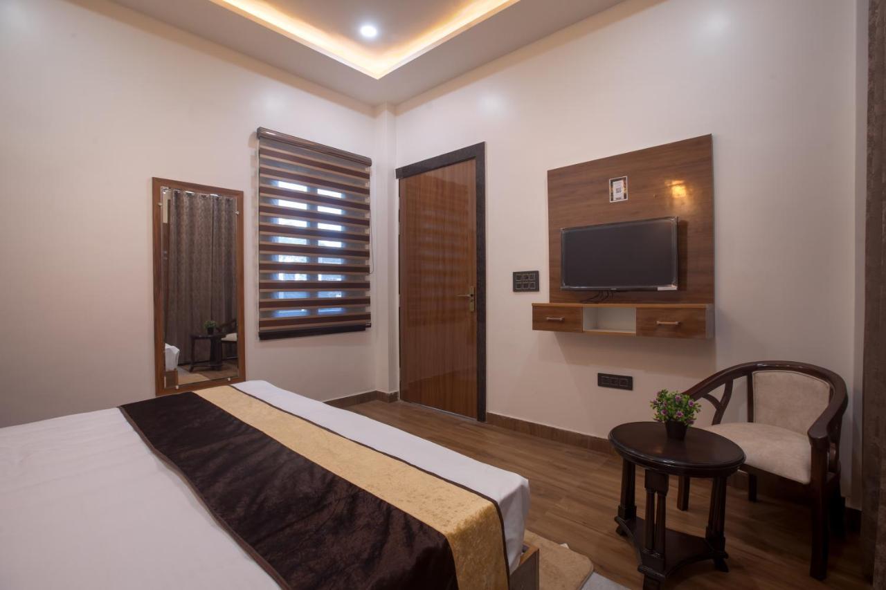 فندق Madhav Residency ماثورا المظهر الخارجي الصورة